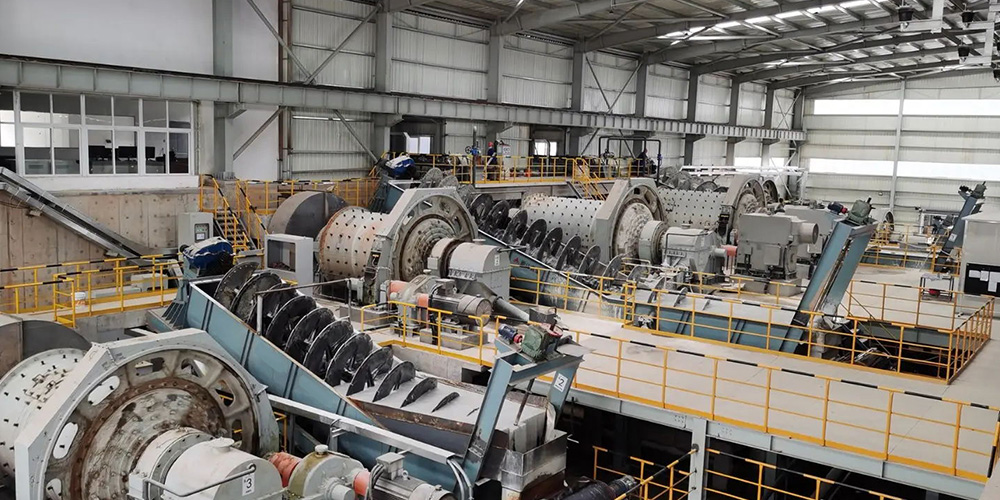 柳州某選礦廠(chǎng)重晶石脫水篩選加色選機(jī)提高礦石純色度，提高礦石質(zhì)量