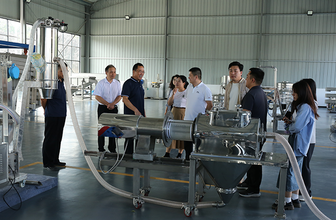 頂端新聞?dòng)浾?鄒皓羽 振動(dòng)篩分、封頭制造、金水電纜、中原農(nóng)谷，一個(gè)個(gè)都是新鄉(xiāng)市重點(diǎn)產(chǎn)業(yè)的響亮名片。 9月21日，“十大戰(zhàn)略進(jìn)行時(shí)——數(shù)智河南 豫見(jiàn)未來(lái)”采訪團(tuán)抵達(dá)新鄉(xiāng)市，深入了解該市重點(diǎn)產(chǎn)業(yè)數(shù)智轉(zhuǎn)型的產(chǎn)業(yè)布局情況。 振動(dòng)產(chǎn)業(yè)看新鄉(xiāng)，精細(xì)篩分高服強(qiáng) “常說(shuō)新飛冰箱好，以后是新鄉(xiāng)篩分好。”在新鄉(xiāng)市高服篩分機(jī)械有限公司，董事長(zhǎng)賀占胥是一名務(wù)實(shí)者，從1982年創(chuàng)立公司至今，他已經(jīng)在振動(dòng)篩分行業(yè)深耕了30多年。 振動(dòng)篩分行業(yè)雖是一個(gè)小眾領(lǐng)域，但在工業(yè)生產(chǎn)制造中卻發(fā)揮著關(guān)鍵作用。“篩分作業(yè)是重要的生產(chǎn)環(huán)節(jié)之一，振動(dòng)篩分設(shè)備相當(dāng)于工業(yè)之腎，可以大幅提高生產(chǎn)原材料的品質(zhì)質(zhì)量和生產(chǎn)效率?！?賀占胥表示，無(wú)論客戶提出多細(xì)微的篩分要求，我們百分百都能做好! 在賀占胥的帶領(lǐng)下，公司專注于精準(zhǔn)篩分設(shè)備的研發(fā)和制造，從概率篩分到準(zhǔn)確分級(jí)，從無(wú)塵篩分過(guò)濾到構(gòu)建智能化篩分系統(tǒng)，解決了在精細(xì)篩分領(lǐng)域眾多“卡脖子”難題，成功研發(fā)出國(guó)內(nèi)首套新型超精細(xì)氣流篩分機(jī)，隨著創(chuàng)新突破，還研制出了旋振篩、超聲篩等多項(xiàng)新產(chǎn)品，成為精細(xì)篩分行業(yè)中的領(lǐng)先者，2021年獲評(píng)國(guó)家級(jí)專精特新“小巨人”企業(yè)。 “從創(chuàng)新驅(qū)動(dòng)的角度來(lái)說(shuō)，我們目前獲準(zhǔn)有400多項(xiàng)國(guó)家專利?！备叻Y分機(jī)械有限公司研發(fā)部副總王躍河表示，公司創(chuàng)新緊貼市場(chǎng)需求，在精細(xì)篩分領(lǐng)域做到了設(shè)備品種最全，用戶最廣?！懊磕晖度氲目蒲薪?jīng)費(fèi)占銷售收入的5%-7%?！?據(jù)了解，新鄉(xiāng)縣現(xiàn)有振動(dòng)設(shè)備生產(chǎn)企業(yè)334家，配套生產(chǎn)企業(yè)110余家，形成了完整的上下游產(chǎn)業(yè)鏈，全國(guó)振動(dòng)機(jī)械總產(chǎn)量60%來(lái)自新鄉(xiāng)。2022年，新鄉(xiāng)縣的振動(dòng)產(chǎn)業(yè)占全國(guó)市場(chǎng)80%。2023年4月，新鄉(xiāng)縣被中國(guó)重型機(jī)械工業(yè)協(xié)會(huì)授予“振動(dòng)之都”稱號(hào)。 來(lái)源：頂端新聞