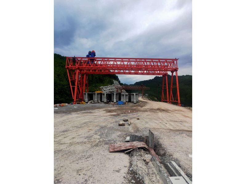 重慶匯森路橋工程建設(shè)有限公司，巴萬(wàn)高速三標(biāo)項(xiàng)目部采購(gòu)高遠(yuǎn)重型MG100/10-24m-9m龍門(mén)吊兩臺(tái)，設(shè)備發(fā)貨出廠