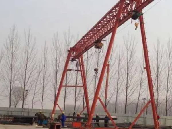 龍門吊門式起重機(jī)作業(yè)時(shí)如何確保下方人員的安全？