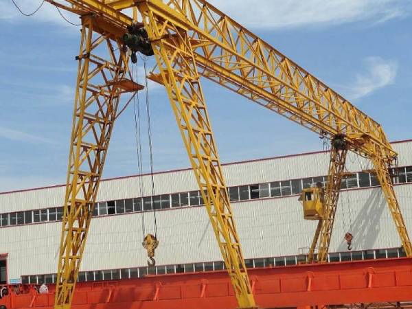 龍門吊作業(yè)中如何保證軌道的清潔和平整？